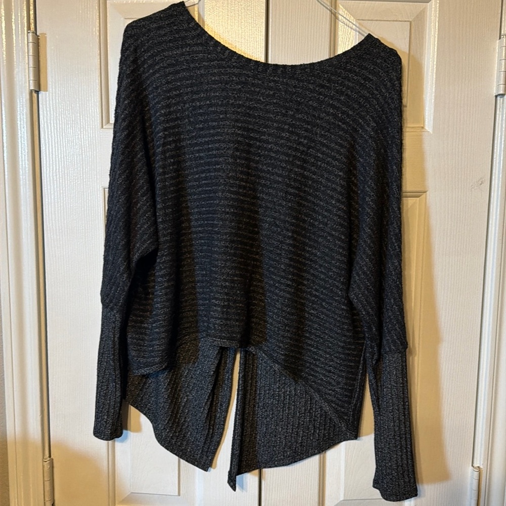 Top, long sleeve. Open back. Crop style. Excellent condition. Size XL